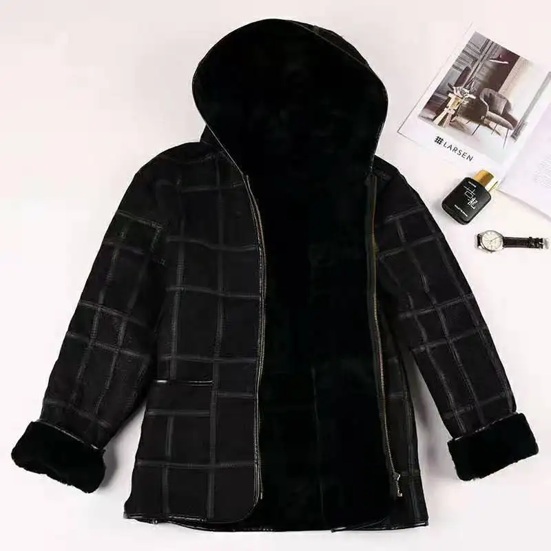 Demonstration of sheepskin's insulation properties in winter outerwear